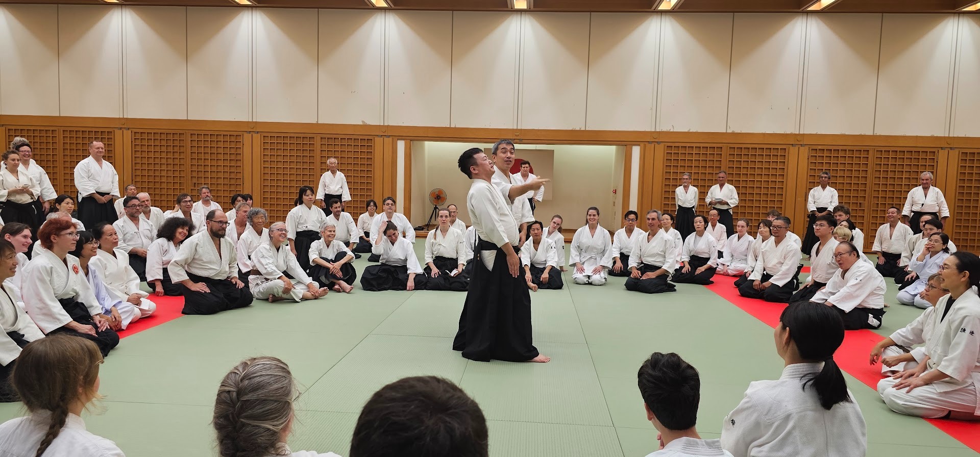 הדגמה בדוג'ו — סנסיי מול תלמידים בסייזה