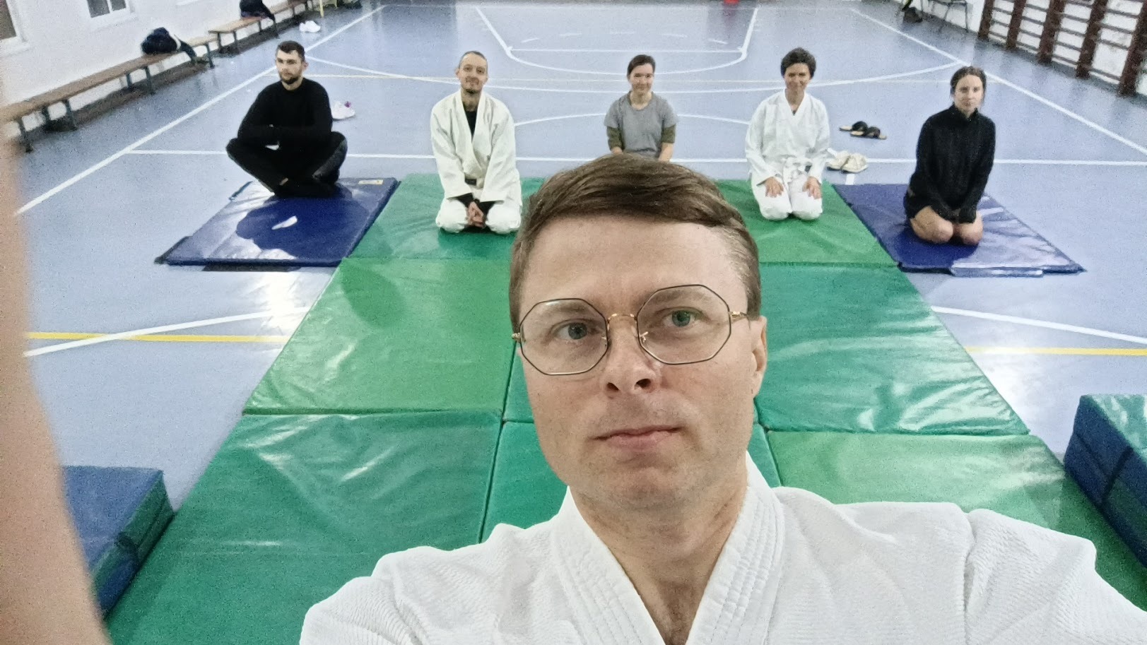 קבוצת מתרגלים בדוג'ו חיפה