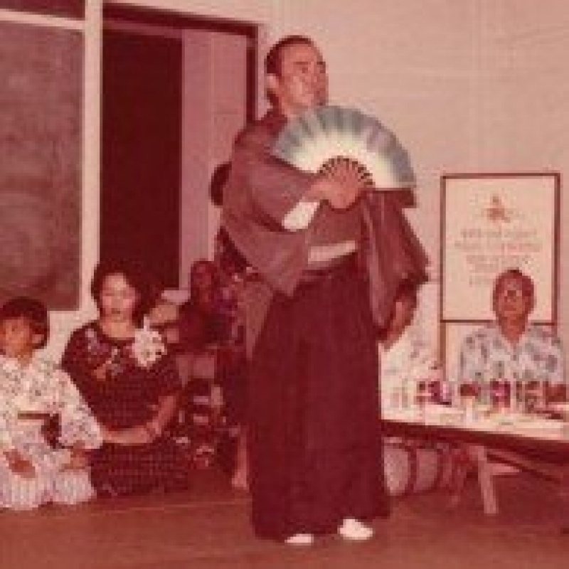 טוהיי סנסיי עם מניפה