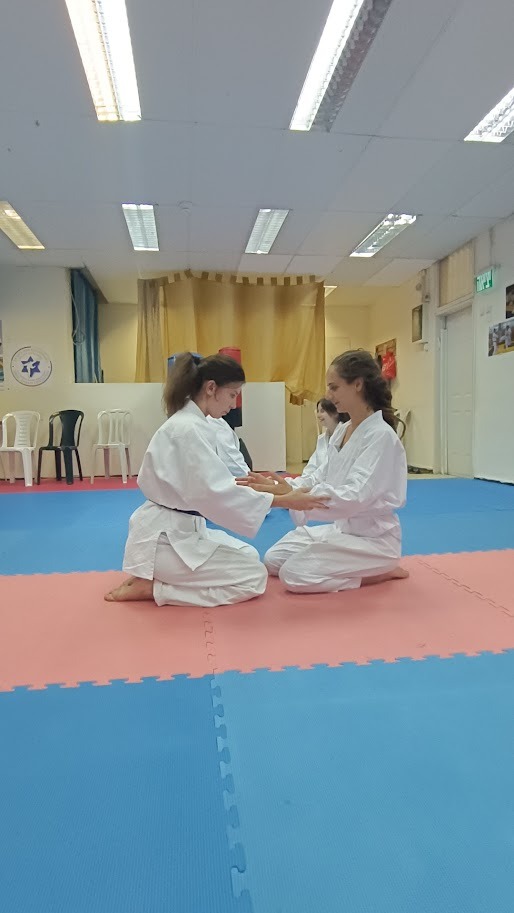 תרגול קוקיו-דוסה (נשימה בישיבה) בדוג'ו חיפה