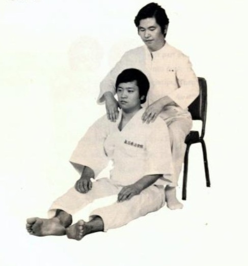 Демонстрация Киацу — воздействие на плечо