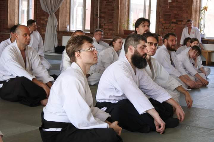 תלמידים יושבים בסייזה — מדיטציית קי